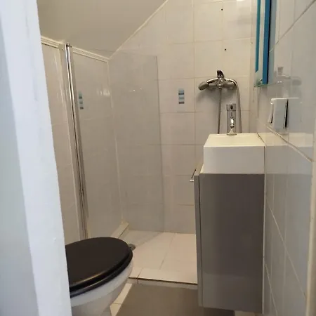 Individuel Dans Charmante Maison De A La Francaise Gagny